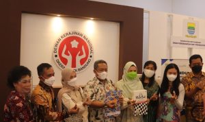 Yana Mulyana Saat Menghadiri Grand Launching Galeri Patrakomala Dekranasda Kota Bandung, di Jl. Jakarta, Kebonwaru, Sabtu (26/3).