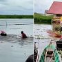 Sejumlah Siswa SD menggunakan baskom plastik untuk menyebrangi rawa gunas ampai kesekolah mereka. (Prokal)