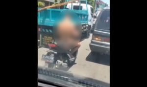 Viral, Seorang Oknum Polisi Telanjang Sambil Berkendara Motor di Jalanan Tangkapan layar video viral, seorang oknum polisi telanjang mengendarai motor dijalanan.