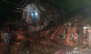 Kondisi rumah warga di Bungbulang Garut yang mengalami ambruk setelah diterjang hujan deras. (ANTARA/HO-Damkar Bungbulang)
