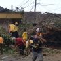 Proses evakuasi pohon tumbang di Jalan Raya Rancakalong-Lebakjati, tepatnya di area Terminal 08 Rancakalong, Desa Rancakalong, Kecamatan Rancakalong, Kabupaten Sumedang. (Jabar Ekspres)