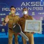 Camat Sumur Bandung, Willy Yudia Laksana dan Lurah Kebon Pisang, Aldi Norman saat penerimaan penghargaan lurah dan camat wajib pajak terbaik, di Summarecon, Bandung, Senin (27/3).
