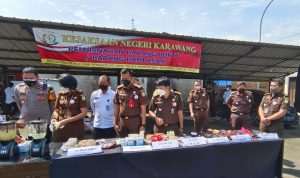 Ratusan Ribu Gram Sabu dan 3,6 Kilo Ganja Dimusnahkan Kejari Karawang Sejumlah barang bukti kejahatan seperti sabu dan ganja dimusnahkan oleh Kejari Karawang. (ist)