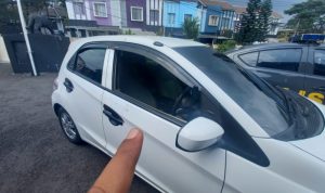 Tampak mobil yang kacanya sudah hancur paska dipecah oleh pelaku nkejahatan, akibatnya uang sebesar Rp150 juta raib dibawa kabur. (rezza rizaldi / radartasik.com)