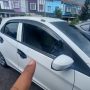 Tampak mobil yang kacanya sudah hancur paska dipecah oleh pelaku nkejahatan, akibatnya uang sebesar Rp150 juta raib dibawa kabur. (rezza rizaldi / radartasik.com)