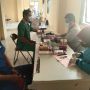 Pendonor menjalani skrining sebelum menyumbangkan darahnya dalam aksi donor darah di RSUD Cicalengka