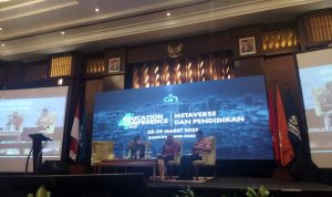 Praktisi pendidikan sekaligus penulis, Munif Chatib (tengah) saat menjadi pembicara dalam Darul Hikam Education Conference (DHEC) 2022 di Hotel El Royal, Kota Bandung, Selasa (29/3).