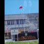 Tangkapan layar video, dimana Bendera merah putih terpasang terbalik di sebuah kantor pemerintahan.