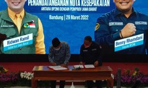 Gubernur Jawa Barat, Ridwan Kamil (kiri) dan Ketua BP2MI, Benny Rhamdani (Kanan), saat menandatangani nota kerjasama. Selasa (29/9). Foto. Sandi Nugraha