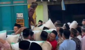 Hajatan sultan yang membagikan sekarung beras dan uang tunai untuk semua tamu undangan yang hadir.