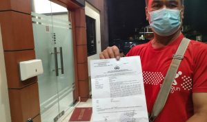 Pengeroyokan Pengawas Perumahan di Bekasi, 3 Orang di Amankan Polisi, Korban Pengroyokan Pengawas Perumahan di Bekasi menunjukkan surat Laporan Polisi yang dibuatnya. ist