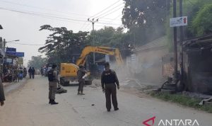 Biang Macet dan Banjir, Petugas Gabungan Bongkar Puluhan Bangunan Liar di Bekasi Proses pembongkaran puluhan bangunan liar oleh petugas Gabungan di Bekasi. (ANTARA/Pradita Kurniawan Syah).