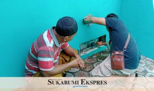 Pengurus dan warga menunjukkan meteran air yang berada di pesantren di Sukabumi, diman airnya sudah tidak mengalir hampir satu tahun. (ist)