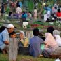 Masyarakat mulai ramai mendatangi makam untuk melakukan tradisi ziarah makam menjelang Ramadan.