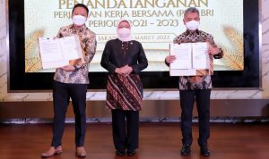 Menaker Ida Fauziyah saat menyaksikan penandatangan Perjanjian Kerja Bersama (PKB) antara BRI dengan Serikat Pekerja BRI Nasional di di Auditorium BRILiaN Center BRI Kantor Pusat, Selasa (29/3) Ist