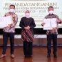 Menaker Ida Fauziyah saat menyaksikan penandatangan Perjanjian Kerja Bersama (PKB) antara BRI dengan Serikat Pekerja BRI Nasional di di Auditorium BRILiaN Center BRI Kantor Pusat, Selasa (29/3) Ist