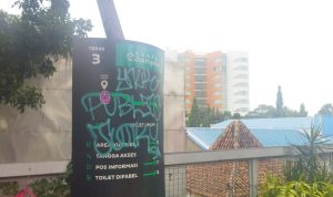 VANDALISME: Sejumlah fasilitas di Skywalk Cihampelas terkena vandalisme dan penuh dengan coretan. (Nizar/Jabar Ekspres)