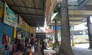 BERDAGANG: Para pedagang kaki lima (PKL) di sepanjang jalan Cihampelas, Kota Bandung, Sabtu (5/3) siang tadi. (Nizar/Jabar Ekspres