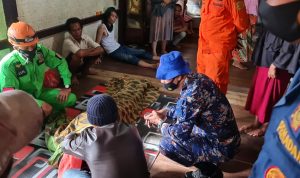 Jasad nelayan yang hilang, stelah diketemukan, jasadnya diserahkan ke keluarga untuk dimakamkan.(Cianjur ekspres)