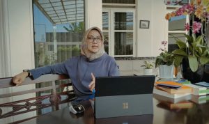 EDUKASI: Prof. Ilya Avianti saat menjelaskan Investasi Bodong dalam Chanel YouTobe miliknya yang berjudul; ‘Masyarakat Harus Waspada, Fintech Bodong Masih Merajalela’. (Tangkapan Layar)
