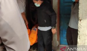 Proses evakuasi korban bunuh diri yang manayangkan langsung aksinya di media sosial instagram. (ANTARA/M Riezko Bima Elko P/22)