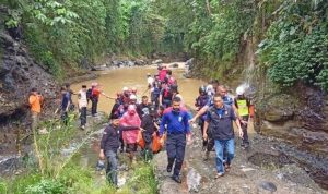 Terpeleset, Kakek 67 Tahun Tewas Tenggelam di Sungai Ciliwung Proses evakuasi korban tenggelam di aliran Sungai Ciliwung. Foto: Dok BPBD Kota Bogor