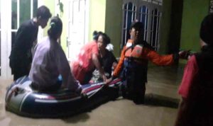 Petugas saat mengevakuasi warga yang terendam banjir di Cirebon, Jawa Barat. ANTARA/HO/BPBD Kabupaten Cirebon