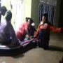 Petugas saat mengevakuasi warga yang terendam banjir di Cirebon, Jawa Barat. ANTARA/HO/BPBD Kabupaten Cirebon