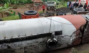 Truk Tangki Pengangkut Minyak Goreng Terguling, Migor Lantas Berceceran