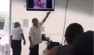Memalukan, Ada Pemutaran Video Asusila saat Warga Antre Vaksin Tangkapan layar video, yang menunjukkan adanya penayangan video asusila saat warga tengah mengantre untuk vaksin.