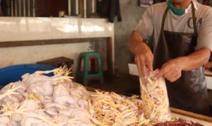 Salah satu pedagang daging ayam di Pasar Gedebage, Kota Bandung, Senin (7/3). (Arvi Resvanty/Jabar Ekspres)