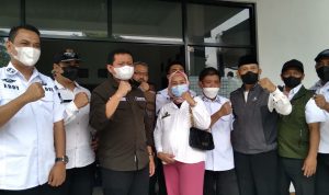 Bupati Sumedang, Dony Ahmad Munir (tengah) saat kunjungi Desa Pasirnanjung, Kecamatan Cimanggung, Kabupaten Sumedang. (Jabar Ekspres)