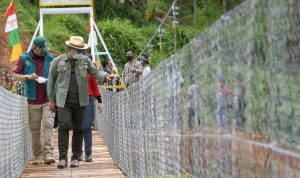 Gubernur Jawa Barat Ridwan Kamil didampingi Atalia Praratya meresmikan Jembatan Cinta yang berada di Desa Nanggerang, Kecamatan Cililin, Kabupaten Bandung Barat pada Minggu (6/3). (foto Humas Pemprov Jabar)