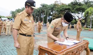 Sekda Kabupaten Bandung Cakra Amiyana memimpin Apel sekaligus membuka Praktik Lapangan Bagi Praja Utama IPDN di Lapangan Upakarti, Soreang, Senin (7/3).