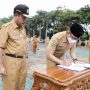 Sekda Kabupaten Bandung Cakra Amiyana memimpin Apel sekaligus membuka Praktik Lapangan Bagi Praja Utama IPDN di Lapangan Upakarti, Soreang, Senin (7/3).
