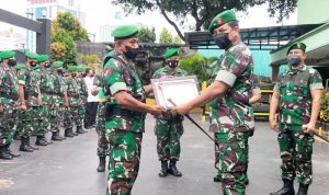 Pelda Muhammad Jaelani (kiri) saat mendapatkan penghargaan di Markas Kodim 0503/ Jakarta Barat, Senin (7/3/2022). (ANTARA/Walda)