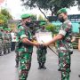 Pelda Muhammad Jaelani (kiri) saat mendapatkan penghargaan di Markas Kodim 0503/ Jakarta Barat, Senin (7/3/2022). (ANTARA/Walda)