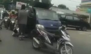 Tangkapan layar video kekerasan yang dilakukan preman dengan menginjak kepala sopir Pick up dijalanan. Foto: Instagram/@terangmedia
