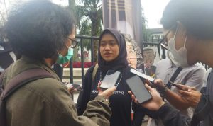Sheila, koordinator aksi 'Kapitalisme Adalah Pandemi, Persatuan Perempuan Tertindas Adalah Solusi' saat diwawancarai wartawan, Selasa (8/3).