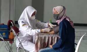 Dosis Tak Tersedia, Warga Sumedang Tak Jadi Suntik Vaksin Booster Seorang warga Desa Sindangpakuon, Kecamatan Cimanggung, Kabupaten Sumedang saat jalani pemeriksaan sebelum divaksin dosis 2. (Jabar Ekspres)