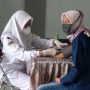 Seorang warga Desa Sindangpakuon, Kecamatan Cimanggung, Kabupaten Sumedang saat jalani pemeriksaan sebelum divaksin dosis 2. (Jabar Ekspres)