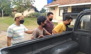Pengedar Uang Palsu di Bekuk, Terungkap Dapatkan Uang Dengan Beli Online Polisi mengamankan dua orang pengedar uang palsu yang diduga telah membelanjakannya kesejumlah warung di Indramayu.