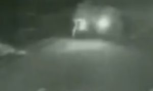 Tega, Kawanan Begal Dorong Ibu Hamil dan Paksa Serahkan Motornya tangkapan layar kamera CCTV saat peristiwa begal terhadap ibu hamil terjadi.