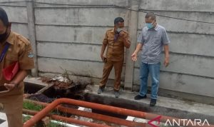 Petugas memeriksa fasilitas dan peralatan perusahaan pengelola oli bekas yang diduga telah mencemari lingkungan. (foto:Antara/Azmi)