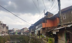 Warga Minta Kelonggaran Waktu, Lurah Gumuruh: Kami Tidak Bisa Apa-apa BANGUNAN LIAR: Deretan rumah warga RW6, Kelurahan Gumuruh, Kecamatan Bantununggal, Kota Bandung yang berada di bantaran sungai Cikapundung Kolot bakal terkena dampak penertiban bangunan liar. (Nizar/Jabar Ekspres)