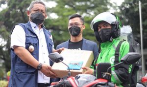 PEDULI MUSIK: Plt Wali Kota Yana Mulyana bersama pihak Gojek saat menyerahkan bingkisan kepada musisi Kota Bandung.