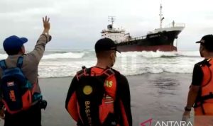 Petugas yang disiagakan dilokasi untuk evakuasi ABK kapal yang terdampar di garut. Rabu (9/3). (ANTARA/HO-Basarnas)