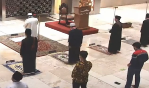 Salat berjarak hindari Covid-19. MUI kini minta umat Islam rapatkan saf sambut Ramadan. (Tangkapan layar/YouTube Masjid Istiqlal TV)