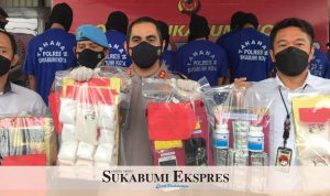 Satnarkoba Polres Sukabumi tangkap 2 orang tersangka yang simpan sabu di kandang ayam. (sukabumiekspres)