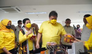 Airlangga Hartarto mengatakan bazar yang digagas oleh Ikatan Istri Partai Golkar (IIPG) itu harus dijadikan contoh untuk DPD Partai Golkar.